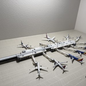 1:400 model airport domestic terminal w/ functional jet bridges (11)